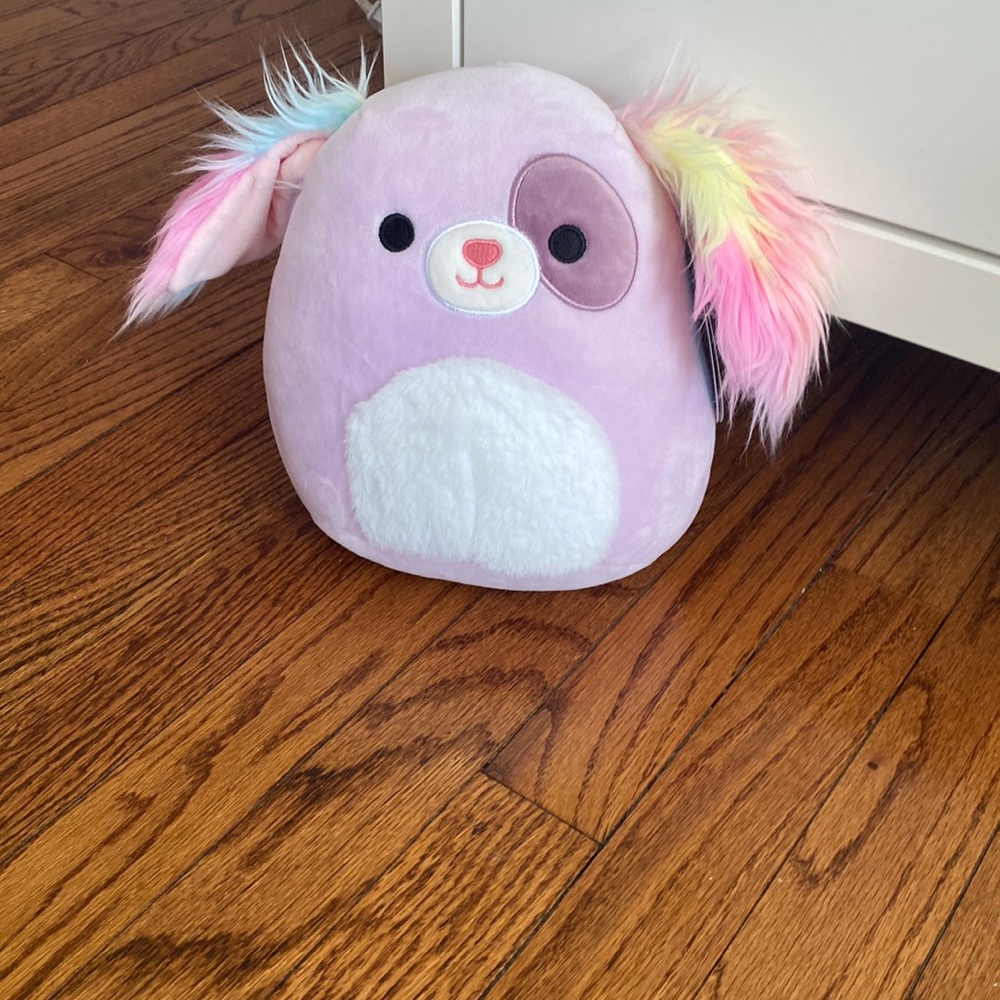 I’m selling a brand new swuishmellow. It is new and cute and very soft